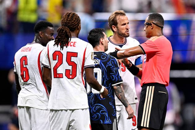 2026-07-15 England v Argentina - Semi Final - FIFA World Cup, WM, Weltmeisterschaft, Fussball 2026 ATLANTA, UNITED STATES - JULY 15: Marc Guehi of England, Djed Spence of England, Lionel Messi of Argentina, Harry Kane of England, referee Ismail Elfath during the Semi Final - FIFA World Cup 2026 match between England and Argentina at Atlanta Stadium on July 15, 2026 in Atlanta, Georgia. (Photo by Pablo Morano BSR Agency) Atlanta United States Content not available for redistribution in The Netherlands directly or indirectly through any third parties. Copyright: xBSRxAgencyx