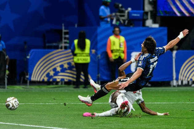 260715 Djed Spence of England and Giuliano Simeone of Argentina during the FIFA World Cup, WM, Weltmeisterschaft, Fussball 2026 semifinal football match between England and Argentina on July 15, 2026 in Atlanta. Photo: Joel Marklund BILDBYRAN kod JM JM0828 bbeng fotboll football soccer fotball vm fotbolls-vm fotball-vm fotbolls-vm 2026 fifa world cup 2026 semifinal england argentina *** July 15, 2026: Djed Spence of England and Giuliano Simeone of Argentina during the 2026 FIFA World Cup soccer semifinal match between England and Argentina on July 15, 2026 in Atlanta. Photo by Joel Marklund. BILDBYRAN code JM JM0828 bbeng soccer football soccer World Cup soccer World Cup 2026 FIFA World Cup 2026 semifinal England Argentina  Copyright: JOELxMARKLUND BB260715JM085