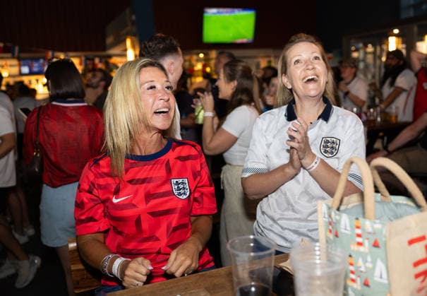 England v Argentina at Broomfields England fans celebrate Englands first goal during a screening of the FIFA World Cup, WM, Weltmeisterschaft, Fussball 2026 match between England and Argentina at Broomfields in the CopperJax Community Stadium, London 15 07 2026 UK Newspapers OUT Copyright: xBenxPetersx FIL-23623-0041