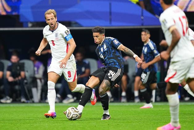 England v Argentina - FIFA World Cup, WM, Weltmeisterschaft, Fussball 2026 - Semi Finals ATLANTA, GEORGIA - JULY 15: Argentina’s Enzo Fernandez (24) controls the ball ahead of England’s Harry Kane (9) during the 2026 FIFA World Cup semifinal match between England and Argentina at Atlanta Stadium in Atlanta, Georgia, United States, on July 15, 2026. Evrim Aydin Anadolu Atlanta United States. Editorial use only. Please get in touch for any other usage.  Copyright: x2026xAnadoluxEvrimxAydinx
