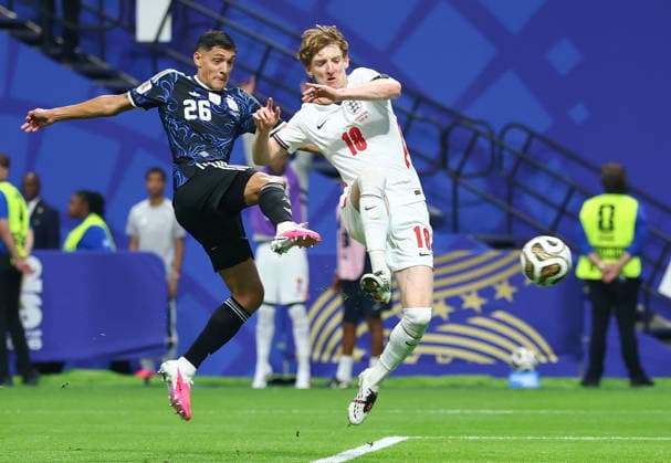 England s Anthony Gordon (18) scores a goal past Argentina s Nahuel Molina (26) in the second half of their semi-final FIFA World Cup, WM, Weltmeisterschaft, Fussball match at Atlanta Stadium in Atlanta, Georgia, on Wednesday, July 15, 2026.  ATL20260715917 CHRISTIANxBRUNSKILL