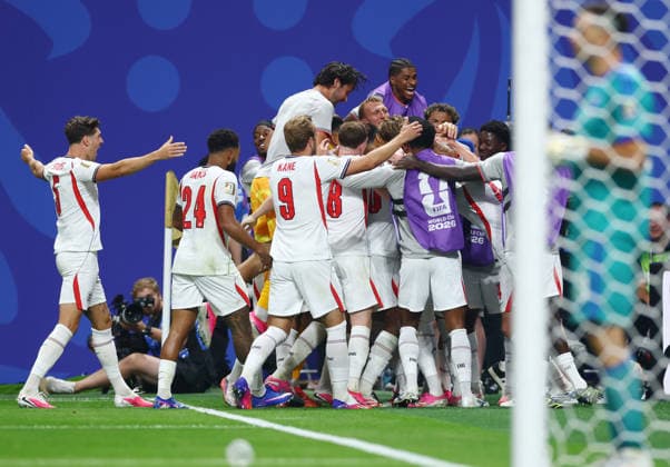 England players celebrate after Anthony Gordon scored a goal against Argentina in the second half of their semi-final FIFA World Cup, WM, Weltmeisterschaft, Fussball match at Atlanta Stadium in Atlanta, Georgia, on Wednesday, July 15, 2026.  ATL20260715919 CHRISTIANxBRUNSKILL