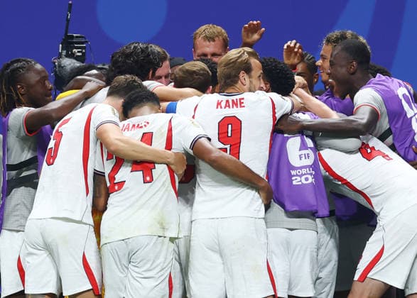 England players celebrate after Anthony Gordon scored a goal against Argentina in the second half of their semi-final FIFA World Cup, WM, Weltmeisterschaft, Fussball match at Atlanta Stadium in Atlanta, Georgia, on Wednesday, July 15, 2026.  ATL20260715920 CHRISTIANxBRUNSKILL