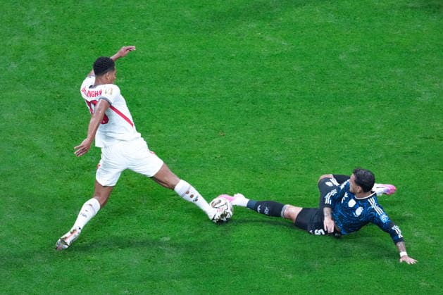 Jude Bellingham of England (L) and Leandro Paredes of Argentina (R) fight for possession during a FIFA Men’s World Cup 2026 semi-final football match between England and Argentina at Atlanta Stadium, in Atlanta on July 15th 2026 (Photo by Alexandra Fechete SPP)  Copyright: xLeoxBarrilari SPPx Sportspressphoto_SPR191441