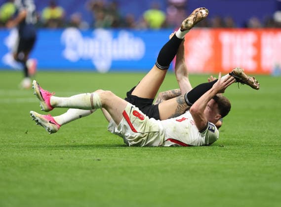 (260716) -- ATLANTA, July 16, 2026 -- Elliot Anderson (front) of England falls down during the semifinal match between Argentina and England at the 2026 FIFA World Cup, WM, Weltmeisterschaft, Fussball at Atlanta Stadium in Atlanta, the United States, July 15, 2026. ) (SP)U.S.-ATLANTA-FOOTBALL-FIFA WORLD CUP-SEMIFINAL-ARG VS ENG LixMing 