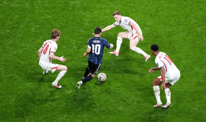 Lionel Messi of Argentina is marked by three England players. England v Argentina, 2026 FIFA World Cup, WM, Weltmeisterschaft, Fussball Semi Final, Football, Atlanta Stadium, Atlanta, Georgia, USA - 15 Jul 2026Atlanta Atlanta Stadium Georgia (GA) United States of America  Copyright: xIsmaelxAdnan Shutterstockx 16992263dm
