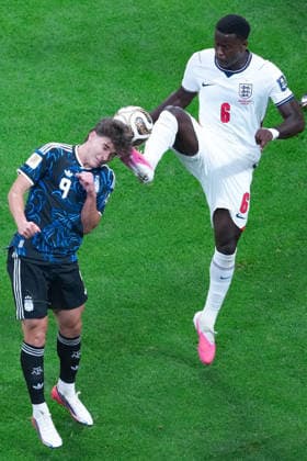 Julian Alvarez of Argentina (L) and Marc Guehi of England (R) fight for possession during a FIFA Men’s World Cup 2026 semi-final football match between England and Argentina at Atlanta Stadium, in Atlanta on July 15th 2026 (Photo by Alexandra Fechete SPP)  Copyright: xLeoxBarrilari SPPx Sportspressphoto_SPR191455