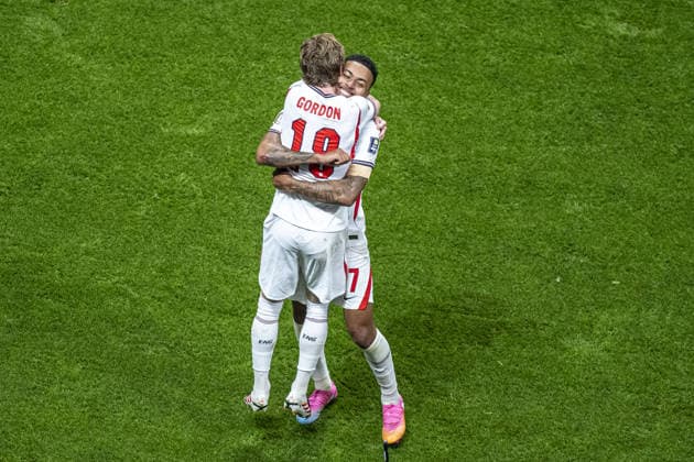 Anthony Gordon of England celebrates with Morgan Rogers of England after scoring team s first goal during the FIFA World Cup, WM, Weltmeisterschaft, Fussball 2026 Semifinal match between England and Argentina at Atlanta Stadium on July 15th,2026 (Photo by Joao Bravo Sports Press Photo  Copyright: xJoaoxBravo SportsxPressxPhotox Sportspressphoto_SPR191459