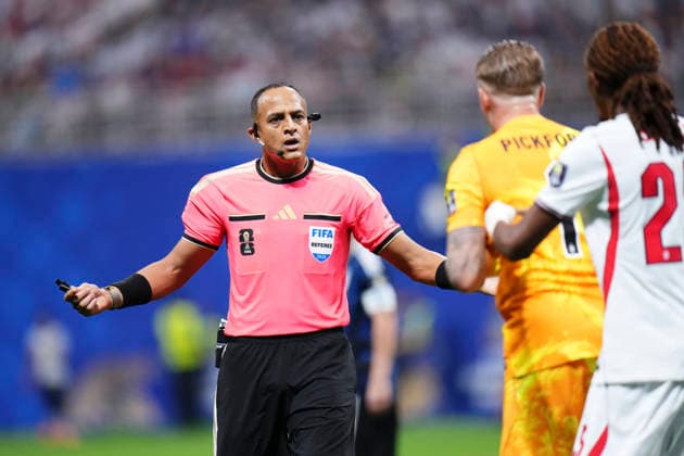 July 15, 2026, Atlanta, Georgia, United States: Referee Ismail Elfath gestures during the FIFA World Cup, WM, Weltmeisterschaft, Fussball 2026 Semi Final match between England and Argentina at Atlanta Stadium on July 15, 2026 in Atlanta, Georgia. Atlanta United States - ZUMAa181 20260715_zaa_a181_074 Copyright: xJosexBretonx