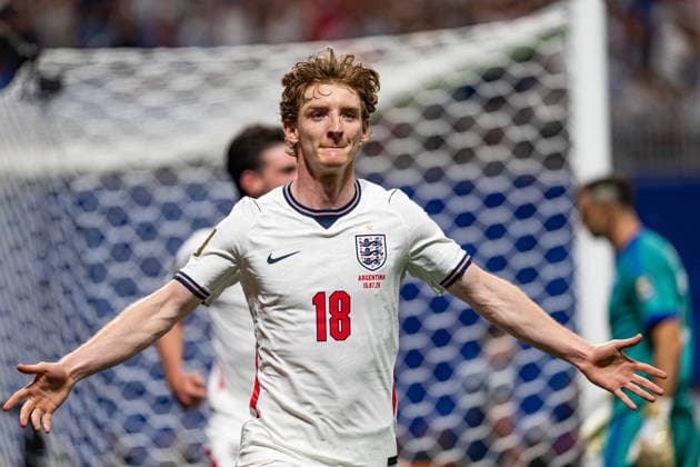 Anthony Gordon of England celebrates after scoring the team s first goal during the match between England and Argentina in the semi-final of the 2026 FIFA World Cup, WM, Weltmeisterschaft, Fussball held at Mercedes-Benz Stadium in Atlanta, Georgia, United States. Richard Callis Fotoarena (Richard Callis SPP)  Copyright: xRichardxCallisx xSPPx spp-en-RiCa-2985233