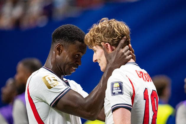 Anthony Gordon of England celebrates with Marc Guehi after scoring the team s first goal during the match between England and Argentina in the semi-final of the 2026 FIFA World Cup, WM, Weltmeisterschaft, Fussball held at Mercedes-Benz Stadium in Atlanta, Georgia, United States. Richard Callis Fotoarena (Richard Callis SPP)  Copyright: xRichardxCallisx xSPPx spp-en-RiCa-2985235