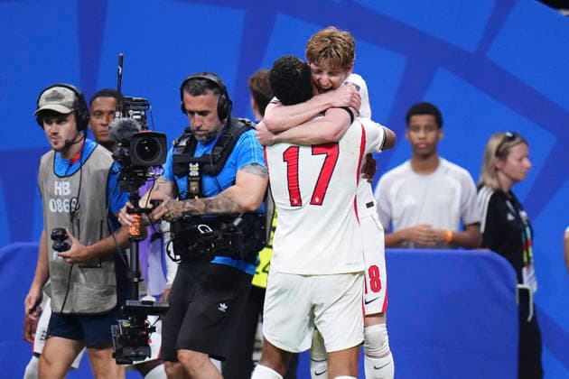 England v Argentina: Semi Final - FIFA World Cup, WM, Weltmeisterschaft, Fussball 2026 Anthony Gordon of England celebrates after scoring his team s first goal with teammate Morgan Rogers of England during the FIFA World Cup 2026 Semi Final match between England and Argentina at Atlanta Stadium on July 15, 2026 in Atlanta, Georgia. Atlanta GA United States  Copyright: xJosexBretonx originalFilename:bretonhernandez-englandv260715_nplgt.jpg