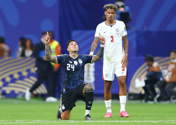 Argentina s Enzo Fernández (24) celebrates after scoring a goal as England s Nico O Reilly looks on in the second half of their semi-final FIFA World Cup, WM, Weltmeisterschaft, Fussball match at Atlanta Stadium in Atlanta, Georgia, on Wednesday, July 15, 2026.  ATL20260715924 CHRISTIANxBRUNSKILL
