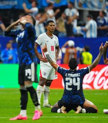 Jude Bellingham of England dejected at full time as Argentina players celebrate England v Argentina, 2026 FIFA World Cup, WM, Weltmeisterschaft, Fussball Semi Final, Football, Atlanta Stadium, Atlanta, Georgia, USA - 15 Jul 2026Atlanta Atlanta Stadium Georgia (GA) United States of America  Copyright: xJavierxGarcia Shutterstockx 16992264dp