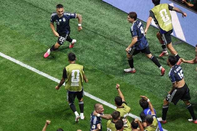 England v Argentina FIFA World Cup, WM, Weltmeisterschaft, Fussball 15 July 2026, Atlanta - FIFA World Cup Football - Semi-Final - England v Argentina - Lautaro Martinez of Argentina celebrates the winning goal with the Argentinian squad - Photo: Charlotte Wilson Offside. Atlanta Georgia USA *** England gegen Argentinien – FIFA-Weltmeisterschaft am 15. Juli 2026 in Atlanta – Halbfinale der FIFA-Fußball-Weltmeisterschaft: England gegen Argentinien – Lautaro Martínez aus Argentinien feiert das Siegtor mit der argentinischen Mannschaft – Foto: Charlotte Wilson – Abseits – Atlanta, Georgia, USA  Copyright: xCharlottexWilsonx xOffsidexOffside