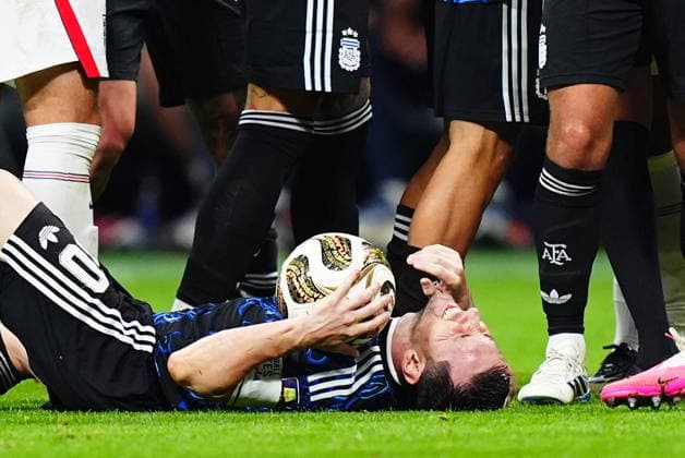 England v Argentina - FIFA World Cup, WM, Weltmeisterschaft, Fussball 2026 - Semi Finals ATLANTA, GEORGIA - JULY 15: Lionel Messi of Argentina lies on the ground after injury during the 2026 FIFA World Cup semifinal match between England and Argentina at Atlanta Stadium in Atlanta, Georgia, United States, on July 15, 2026. Evrim Aydin Anadolu Georgia United States. Editorial use only. Please get in touch for any other usage.  Copyright: x2026xAnadoluxEvrimxAydinx