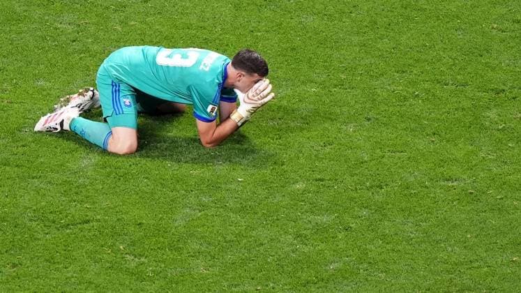 Emiliano Martinez of Argentina at full time. England v Argentina, 2026 FIFA World Cup, WM, Weltmeisterschaft, Fussball Semi Final, Football, Atlanta Stadium, Atlanta, Georgia, USA - 15 Jul 2026Atlanta Atlanta Stadium Georgia (GA) United States of America  Copyright: xIsmaelxAdnan Shutterstockx 16992263ft