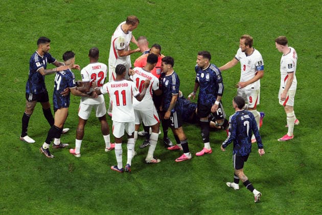 England v Argentina FIFA World Cup, WM, Weltmeisterschaft, Fussball 15 July 2026, Atlanta - FIFA World Cup Football - Semi-Final - England v Argentina - Jude Bellingham of England and Gonzalo Montiel of Argentina go head to head during an unpleasant moment - Photo: Charlotte Wilson Offside. Atlanta Georgia USA *** England gegen Argentinien – FIFA-Weltmeisterschaft am 15. Juli 2026 in Atlanta – Halbfinale der FIFA-Fußball-Weltmeisterschaft: England gegen Argentinien – Jude Bellingham aus England und Gonzalo Montiel aus Argentinien stehen sich in einem unschönen Moment gegenüber. Foto: Charlotte Wilson – Abseits – Atlanta, Georgia, USA  Copyright: xCharlottexWilsonx xOffsidexOffside