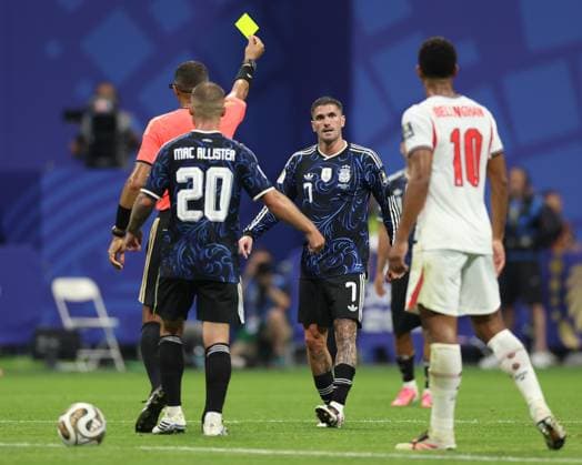 US Soccer World Cup England - Argentina 9206209 15.07.2026 Referee Ismail Elfath shows a yellow card to Argentina™s Rodrigo De Paul during the FIFA World Cup, WM, Weltmeisterschaft, Fussball 2026 semi-final soccer match between England and Argentina at the Atlanta Stadium in Atlanta, Georgia, the United States. Nafis Sirazetdinov Sputnik Atlanta Georgia USA  Copyright: xNafisxSirazetdinovx