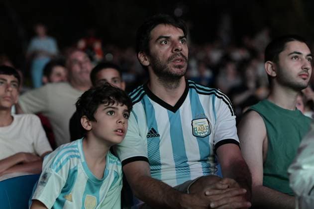Fans Watch England-Argentina World Cup Semi-Final in Ramat Gan RAMAT GAN, ISRAEL JULY 15, 2026: People gather at an open-air amphitheatre in the National Park in Ramat Gan, Israel, to watch the FIFA World Cup, WM, Weltmeisterschaft, Fussball 2026 semi-final match between England and Argentina on a giant screen on July 15, 2026. The public viewing drew football fans who followed the match together as part of the tournament celebrations. Ramat-Gan Israel Copyright: x xTomerxNeubergx xJNAxPressx