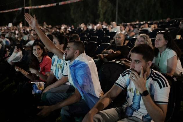 Fans Watch England-Argentina World Cup Semi-Final in Ramat Gan RAMAT GAN, ISRAEL JULY 15, 2026: People gather at an open-air amphitheatre in the National Park in Ramat Gan, Israel, to watch the FIFA World Cup, WM, Weltmeisterschaft, Fussball 2026 semi-final match between England and Argentina on a giant screen on July 15, 2026. The public viewing drew football fans who followed the match together as part of the tournament celebrations. Ramat-Gan Israel Copyright: x xTomerxNeubergx xJNAxPressx