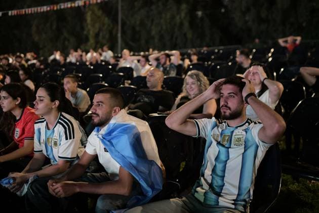 Fans Watch England-Argentina World Cup Semi-Final in Ramat Gan RAMAT GAN, ISRAEL JULY 15, 2026: People gather at an open-air amphitheatre in the National Park in Ramat Gan, Israel, to watch the FIFA World Cup, WM, Weltmeisterschaft, Fussball 2026 semi-final match between England and Argentina on a giant screen on July 15, 2026. The public viewing drew football fans who followed the match together as part of the tournament celebrations. Ramat-Gan Israel Copyright: x xTomerxNeubergx xJNAxPressx