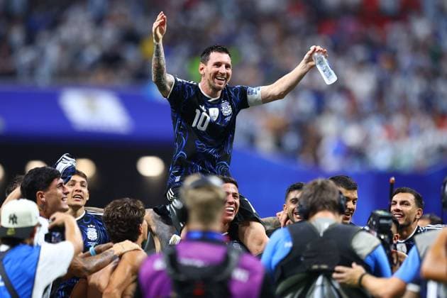 Lionel Messi of Argentina is held aloft at full time England v Argentina, 2026 FIFA World Cup, WM, Weltmeisterschaft, Fussball Semi Final, Football, Atlanta Stadium, Atlanta, Georgia, USA - 15 Jul 2026Atlanta Atlanta Stadium Georgia (GA) United States of America  Copyright: xMichaelxZemanek Shutterstockx 16992756ec