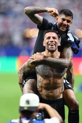 Nicolas Otamendi and Cristian Romero of Argentina celebrate at full time England v Argentina, 2026 FIFA World Cup, WM, Weltmeisterschaft, Fussball Semi Final, Football, Atlanta Stadium, Atlanta, Georgia, USA - 15 Jul 2026Atlanta Atlanta Stadium Georgia (GA) United States of America  Copyright: xMichaelxZemanek Shutterstockx 16992756ef