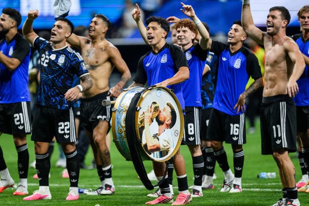 260715 Lisandro Martinez of Argentina celebrates with a drum picturing Lionel Messi after the FIFA World Cup, WM, Weltmeisterschaft, Fussball 2026 semifinal football match between England and Argentina on July 15, 2026 in Atlanta. Photo: Joel Marklund BILDBYRAN kod JM JM0828 bbeng fotboll football soccer fotball vm fotbolls-vm fotball-vm fotbolls-vm 2026 fifa world cup 2026 semifinal england argentina jubel *** July 15, 2026: Lisandro Martinez of Argentina celebrates with a drum bearing an image of Lionel Messi after the 2026 FIFA World Cup soccer semifinal match between England and Argentina on July 15, 2026 in Atlanta. Photo by Joel Marklund, BILDBYRAN. Code: JM JM0828 bbeng soccer football soccer World Cup soccer World Cup 2026 FIFA World Cup 2026 semifinal England Argentina celebration  Copyright: JOELxMARKLUND BB260715JM143