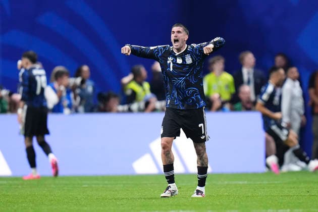 England v Argentina: Semi Final - FIFA World Cup, WM, Weltmeisterschaft, Fussball 2026 Rodrigo De Paul of Argentina celebrates a goal scored by Lautaro Martinez of Argentina during the FIFA World Cup 2026 Semi Final match between England and Argentina at Atlanta Stadium on July 15, 2026 in Atlanta, Georgia. Atlanta GA United States  Copyright: xJosexBretonx originalFilename:bretonhernandez-englandv260715_npxUf.jpg