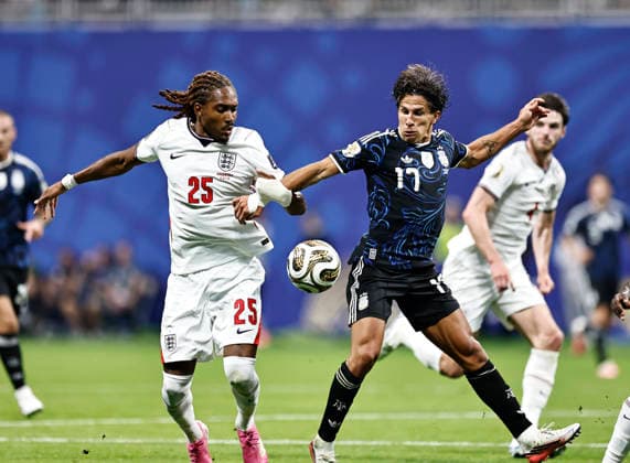 15.07.2026, Fussball Weltmeisterschaft 2026 in den USA, Halbfinale, England - Argentinien, im Mercedes-Benz Stadium (Atlanta, GA), v.li: Djed Spence (England) gegen Giuliano Simeone (ARG) ***FIFA regulations prohibit any use of photographs as image sequences and or quasi-video. EDITORIAL USE ONLY*** *** July 15, 2026, 2026 FIFA World Cup in the U.S., Semifinal, England vs. Argentina, at Mercedes-Benz Stadium in Atlanta, GA; from left: Djed Spence (England) vs. Giuliano Simeone (Argentina) ***FIFA regulations prohibit any use of photographs as image sequences and or quasi-video. EDITORIAL USE ONLY***