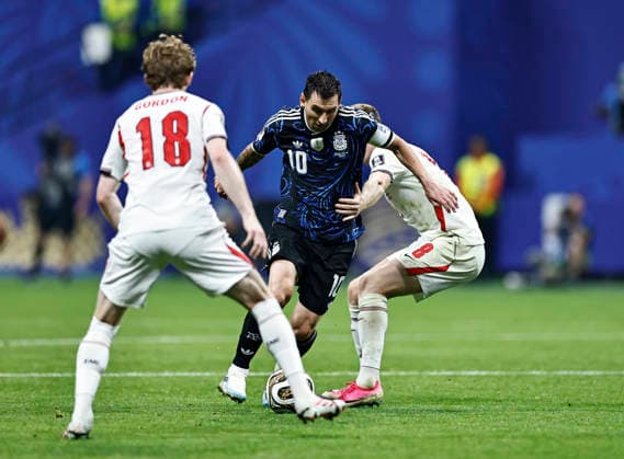15.07.2026, Fussball Weltmeisterschaft 2026 in den USA, Halbfinale, England - Argentinien, im Mercedes-Benz Stadium (Atlanta, GA), v.li: Lionel Messi (Argentinien) gegen Elliot Anderson (England) ***FIFA regulations prohibit any use of photographs as image sequences and or quasi-video. EDITORIAL USE ONLY*** *** July 15, 2026, 2026 FIFA World Cup in the U.S., Semifinal, England vs. Argentina, at Mercedes-Benz Stadium in Atlanta, GA; from left: Lionel Messi (Argentina) vs. Elliot Anderson (England) ***FIFA regulations prohibit any use of photographs as image sequences and or quasi-video. EDITORIAL USE ONLY***