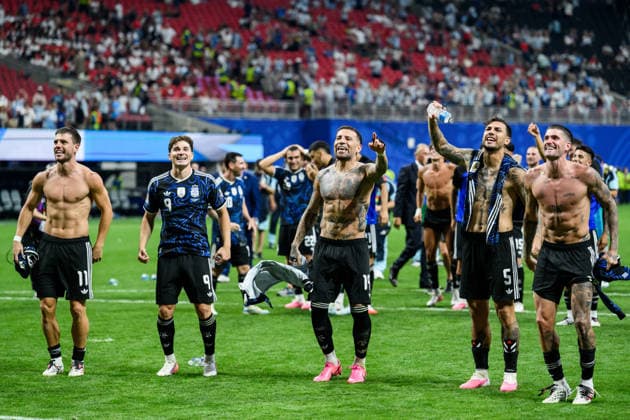 260715 Giovani Lo Celso, Julian Alvarez, Nicolas Otamendi, Leandro Paredes and Rodrigo De Paul of Argentina celebrate after the FIFA World Cup, WM, Weltmeisterschaft, Fussball 2026 semifinal football match between England and Argentina on July 15, 2026 in Atlanta. Photo: Joel Marklund BILDBYRAN kod JM JM0828 bbeng fotboll football soccer fotball vm fotbolls-vm fotball-vm fotbolls-vm 2026 fifa world cup 2026 semifinal england argentina jubel *** July 15, 2026: Giovani Lo Celso, Julian Alvarez, Nicolas Otamendi, Leandro Paredes, and Rodrigo De Paul of Argentina celebrate after the 2026 FIFA World Cup soccer semifinal match between England and Argentina on July 15, 2026 in Atlanta. Photo by Joel Marklund. BILDBYRAN code JM JM0828 bbeng soccer football soccer World Cup soccer World Cup 2026 FIFA World Cup 2026 semifinal England Argentina celebration  Copyright: JOELxMARKLUND BB260715JM148
