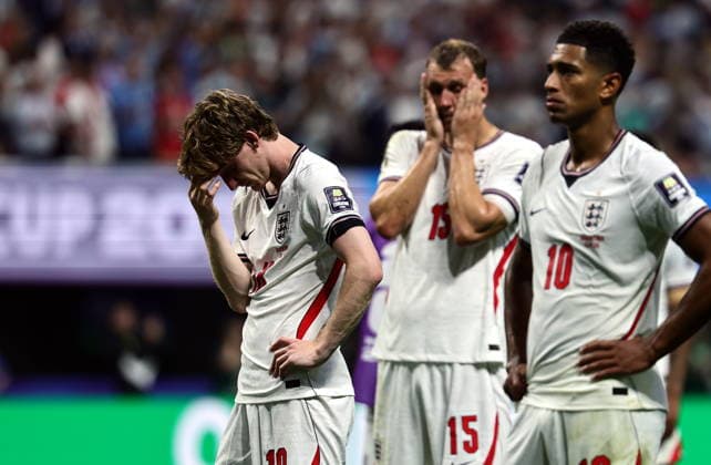 FIFA World Cup, WM, Weltmeisterschaft, Fussball 2026 semifinals - England vs Argentina Anthony Gordon of England (L) and teammates react after the FIFA World Cup 2026 semifinals match England against Argentina, in Atlanta, USA, 15 July 2026. ATLANTA United States  Copyright: xRONALDxWITTEKx