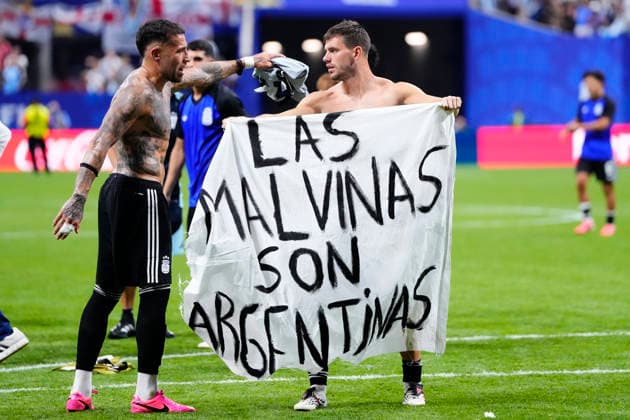 England v Argentina: Semi Final - FIFA World Cup, WM, Weltmeisterschaft, Fussball 2026 Giovani Lo Celso of Argentina celebrates the victory and holds up a banner during the FIFA World Cup 2026 Semi Final match between England and Argentina at Atlanta Stadium on July 15, 2026 in Atlanta, Georgia. Atlanta GA United States  Copyright: xJosexBretonx originalFilename:bretonhernandez-englandv260715_np77V.jpg