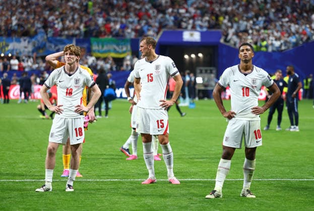 England s Anthony Gordon (18), Dan Burn (15) and Jude Bellingham (10) stand on the pitch after England was defeated by Argentina 2-1 in a semi-final FIFA World Cup, WM, Weltmeisterschaft, Fussball match at Atlanta Stadium in Atlanta, Georgia, on Wednesday, July 15, 2026. Argentina advances to the World Cup final against Spain on July 19.  ATL20260715934 CHRISTIANxBRUNSKILL