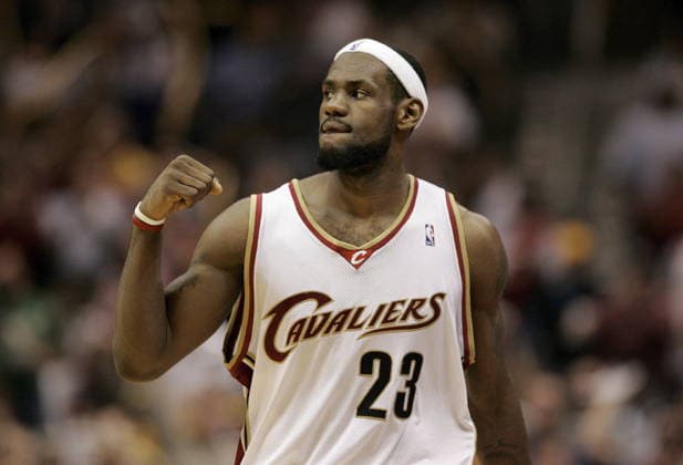 USA NBA, Basketball Herren, USA WIZARDS CAVALIERS USA NBA Wizards Cavaliers epa00704550 LeBron James of the Cleveland Cavaliers pumps his fist during the second half against the Washington Wizards during game 5 of the Eastern Conference First Round NBA Playoffs at Quicken Loans Arena in Cleveland, Ohio on Wednesday, 03 May 2006. The Cavaliers defeated the Wizards 121-120 in overtime to gain a 3-2 advantage in the seven game series. CLEVELAND United States  Copyright: xDAVIDxMAXWELLx