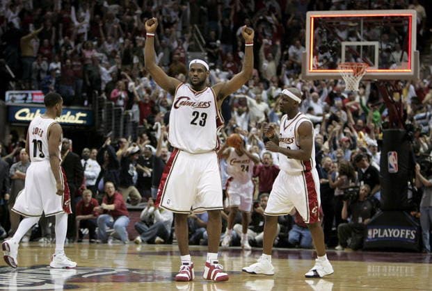 USA NBA, Basketball Herren, USA WIZARDS CAVALIERS USA NBA Wizards Cavaliers epa00704547 LeBron James (C) of the Cleveland Cavaliers celebrates as the game clock runs out after making the game winning shot in overtime during game 5 of the Eastern Conference First Round NBA Playoffs at Quicken Loans Arena in Cleveland, Ohio on Wednesday, 03 May 2006. The Cavaliers defeated the Wizards 121-120 in overtime to gain a 3-2 advantage in the seven game series. CLEVELAND United States  Copyright: xDAVIDxMAXWELLx
