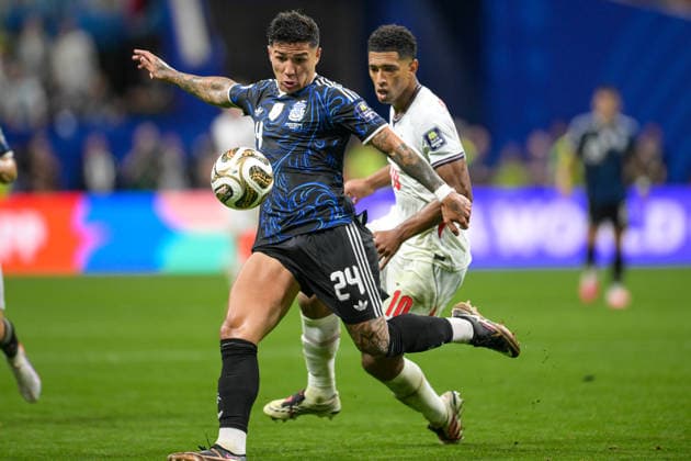Fußball, WM 2026, 20260715, England - Argentinien. Im Bild v.l. Enzo FERNANDEZ (Argentinien, 24), Jude BELLINGHAM (England, 10). Atlanta Atlanta-Stadion Georgia Vereinigte Staaten von Amerika *** Soccer, 2026 World Cup, 20260715, England vs. Argentina. Pictured, from left: Enzo FERNANDEZ (Argentina, 24) and Jude BELLINGHAM (England, 10) at Atlanta Stadium in Atlanta, Georgia, United States of America Copyright: Passion2Press MarkusxFischerx