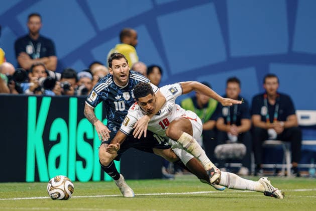 England vs Argentina ATLANTA, GE - 15.07.2026: ENGLAND VS ARGENTINA - Lionel Messi of Argentina challenges Bellingham Jude of England for the ball during the England vs. Argentina semi-final match of the 2026 World Cup, held at Mercedes-Benz Stadium in Atlanta, United States. (Photo: Marcelo Machado de Melo Fotoarena) x2985340x  MarceloxMachadoxdexMelo
