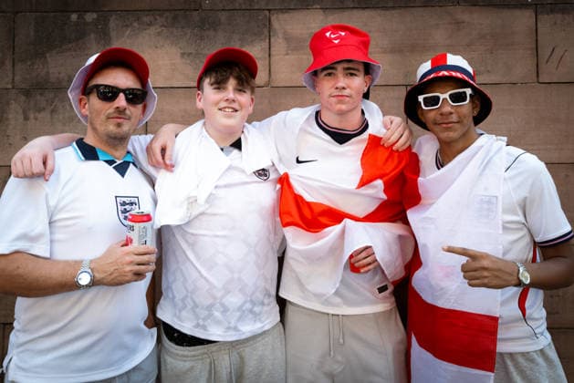 England vs Argentina World Cup Semi Final in Manchester - 15 Jul 2026 England fans pose for a photo before the highly anticipated World Cup semi-final. The sold-out Castlefield Bowl, organized by The Road Victory, saw thousands of fans come together to watch England play Argentina in a World Cup battle for the first time since their unforgettable match in France 98. Manchester United, ManU Kingdom Copyright: xAndyxBartonx xSOPAxImagesx England_vs_Argentina_World_Cup_Semi_Final_Manchester_UK_2026_07_15_ABP16278