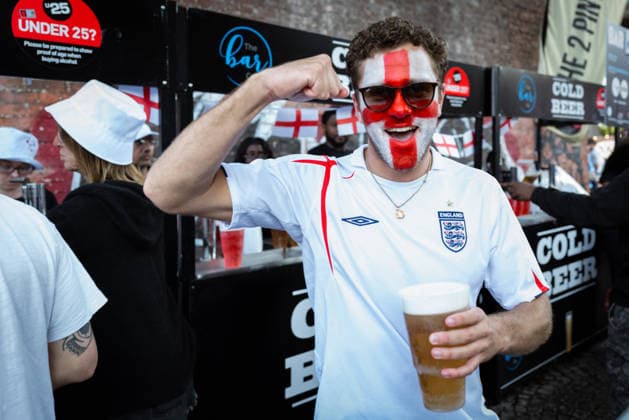 England vs Argentina World Cup Semi Final in Manchester - 15 Jul 2026 An England fan gets a large beer before the highly anticipated World Cup semi-final. The sold-out Castlefield Bowl, organized by The Road Victory, saw thousands of fans come together to watch England play Argentina in a World Cup battle for the first time since their unforgettable match in France 98. Manchester United, ManU Kingdom Copyright: xAndyxBartonx xSOPAxImagesx England_vs_Argentina_World_Cup_Semi_Final_Manchester_UK_2026_07_15_ABP16281