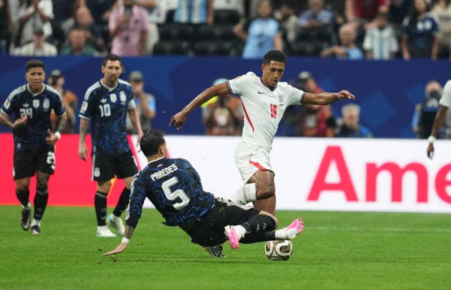 Jude Bellingham (England) and Leandro Daniel Paredes (Argentina) during England and Argentina, Semi final FIFA World Cup, WM, Weltmeisterschaft, Fussball 2026, Atlanta Stadium, Atlanta, USA on July 15, 2026. Thor Wegner DeFodi Images. (Photo by DeFodi Images) - *** Jude Bellingham of England and Leandro Daniel Paredes of Argentina during the 2026 FIFA World Cup semifinal between England and Argentina at Atlanta Stadium in Atlanta, USA, on July 15, 2026. Photo by Thor Wegner, DeFodi Images