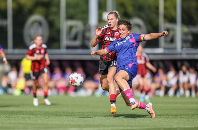 GER, Frankfurt, Eintracht Frankfurt vs Mainz 05, Vorbereitung, Fussball, DFB, Spielzeit 2026 2027, Deutsche Bank Park Platz 4, Testspiel im Bild v.l.: Laura Freigang (Eintracht Frankfurt Frauen 10), Anna Lotte Donner (Mainz 05 Frauen 15), Zweikampf um den Ball DFB DFL REGULATIONS PROHIBIT ANY USE OF PHOTOGRAPHS AS IMAGE SEQUENCES AND OR QUASI-VIDEO, 15.07.2026 *** GER, Frankfurt, Eintracht Frankfurt vs. Mainz 05, Preseason, Soccer, DFB, 2026–2027 Season, Deutsche Bank Park, Seat 4, Friendly Match: Pictured from left, Laura Freigang, Eintracht Frankfurt Women’s Team No. 10, Anna Lotte Donner, Mainz 05 Women’s Team, No. 15, Battle for the ball. DFB and DFL regulations prohibit any use of photographs as image sequences and or quasi-video. July 15, 2026 Copyright: HMBxMedia HendrikxHamelau