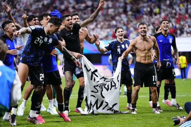 England v Argentina - FIFA World Cup, WM, Weltmeisterschaft, Fussball 2026 - Semi Finals ATLANTA, GEORGIA - JULY 15: Giovani Lo Celso and Cristian Romero of Argentina celebrates the victory and hold up a banner after winning the 2026 FIFA World Cup semifinal match between England and Argentina at Atlanta Stadium in Atlanta, Georgia, United States, on July 15, 2026. Jose Hernandez Anadolu Georgia United States. Editorial use only. Please get in touch for any other usage.  Copyright: x2026xAnadoluxJosexHernandezx