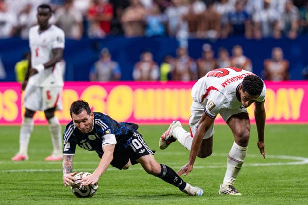 Lionel Messi of Argentina under pressure from Jude Bellingham of England during the match between England and Argentina in the semi-final of the 2026 FIFA World Cup, WM, Weltmeisterschaft, Fussball held at Mercedes Benz Stadium in Atlanta, Georgia, United States. Richard Callis Fotoarena (Richard Callis SPP)  Copyright: xRichardxCallisx xSPPx spp-en-RiCa-2985351