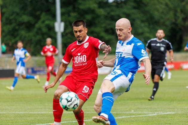 links Lion Semic (Greifswald) gegen Maximilian Krauß (Rostock) ; GER, FC Hansa Rostock vs. Greifswalder FC, Fußball, Männer, 3. Liga, Testspiel, Spielzeit 2026 2027, 15.07.2026 Neuruppin Volksparkstadion Brandenburg Deutschland *** Lion Semic Greifswald vs. Maximilian Krauß Rostock GER, FC Hansa Rostock vs. Greifswalder FC, Soccer, Men, 3rd Division, Friendly Match, 2026–2027 Season, July 15, 2026, Neuruppin Volksparkstadion, Brandenburg, Germany