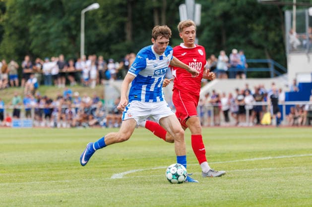 vorn Bernie Lennemann (Rostock) gegen Leon Schmökel (Greifswald) ; GER, FC Hansa Rostock vs. Greifswalder FC, Fußball, Männer, 3. Liga, Testspiel, Spielzeit 2026 2027, 15.07.2026 Neuruppin Volksparkstadion Brandenburg Deutschland *** Front: Bernie Lennemann (Rostock) vs. Leon Schmökel (Greifswald), GER, FC Hansa Rostock vs. Greifswalder FC, Soccer, Men, 3rd Division, Friendly Match, 2026–2027 Season, July 15, 2026, Neuruppin Volksparkstadion, Brandenburg, Germany
