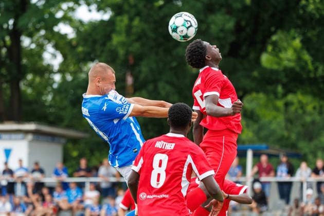 links Franz Pfanne (Rostock) gegen Joel Awuah (Greifswald) ; GER, FC Hansa Rostock vs. Greifswalder FC, Fußball, Männer, 3. Liga, Testspiel, Spielzeit 2026 2027, 15.07.2026 Neuruppin Volksparkstadion Brandenburg Deutschland *** On the left: Franz Pfanne (Rostock) vs. Joel Awuah (Greifswald), GER; FC Hansa Rostock vs. Greifswalder FC; soccer; men s; 3. Liga; friendly match; 2026–2027 season; July 15, 2026; Neuruppin Volksparkstadion, Brandenburg, Germany