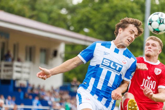 links Benno Dietze (Rostock) gegen Lukas Walchhütter (Greifswald) ; GER, FC Hansa Rostock vs. Greifswalder FC, Fußball, Männer, 3. Liga, Testspiel, Spielzeit 2026 2027, 15.07.2026 Neuruppin Volksparkstadion Brandenburg Deutschland *** Benno Dietze (Rostock) vs. Lukas Walchhütter (Greifswald), GER, FC Hansa Rostock vs. Greifswalder FC, Soccer, Men, 3rd Division, Friendly Match, 2026–2027 Season, July 15, 2026, Neuruppin Volksparkstadion, Brandenburg, Germany